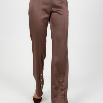 Braune Hose mit Knöpfen