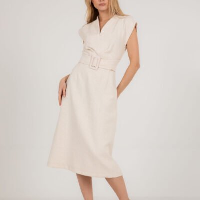 Beiges Kleid mit dekorativem Gürtel
