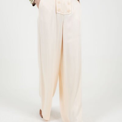 Beige Hose mit Knöpfen