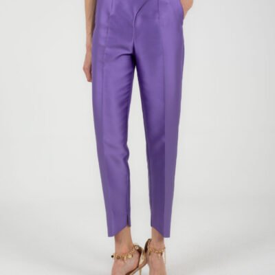Lila Hose mit falschem Knopfverschluss