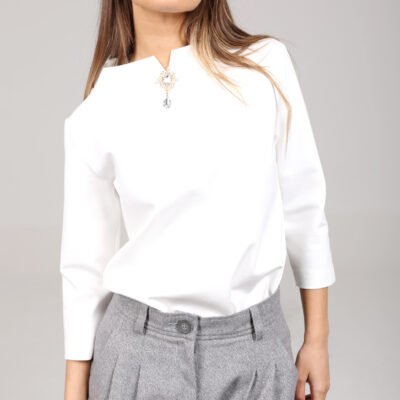 Weißes Shirt mit Brosche
