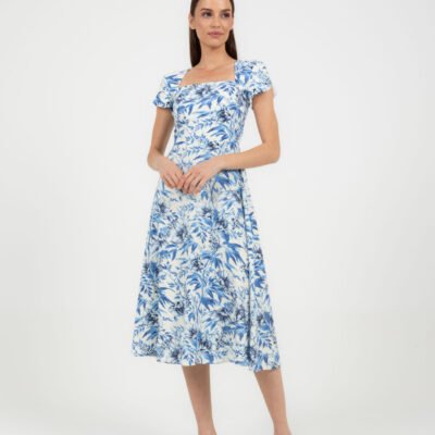 Sommerkleid mit blauen Blumen und romantischen Details