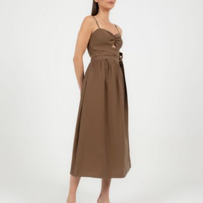 Braunes Trägerkleid mit Herzausschnitt und Taillenraffung