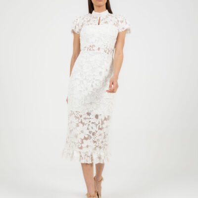Weißes Spitzenkleid mit Rüschen und Tropfenausschnitt