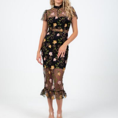 Schwarzes Tüllkleid mit bestickten Blumen und Rüschen