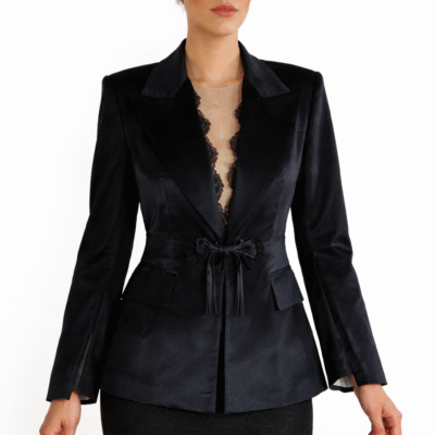 „Samtblazer mit Spitze – Schwarze Eleganz“
