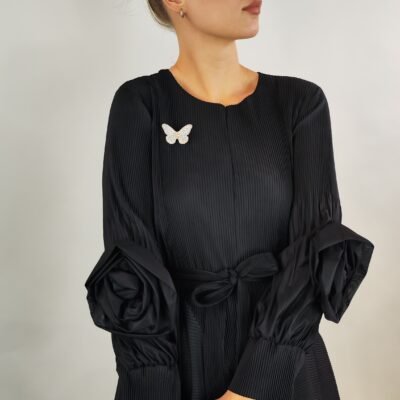 Elegantes Plissé-Kleid  mit Gürtel und Rosendetail