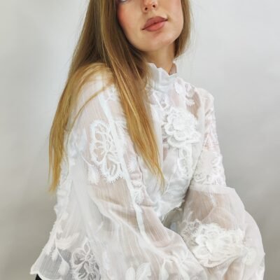 Elegante Spitzenbluse in Weiß mit floraler Stickerei