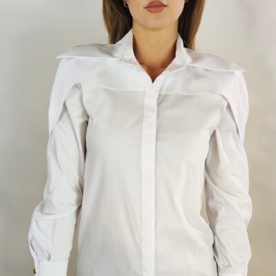 Weiße Hemdbluse mit goldfarbenen Manschettenknöpfen