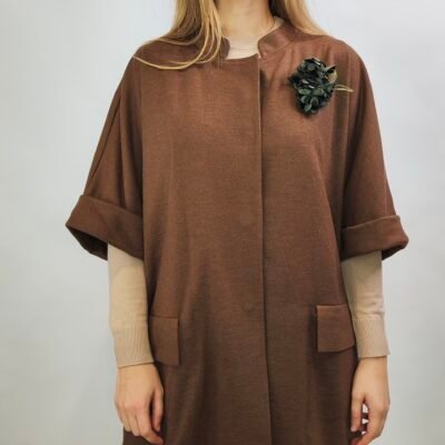 Damenmantel mit Brosche