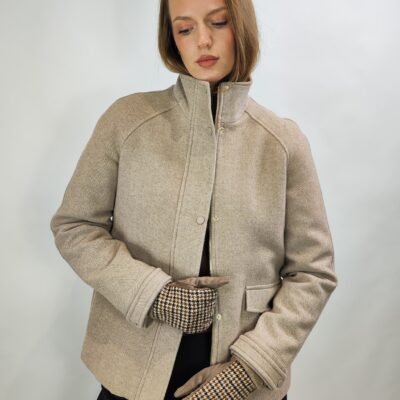 Elegante Kurzjacke in Beige mit hohem Kragen