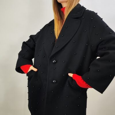 Eleganter Damenmantel mit Zierperlen in Schwarz