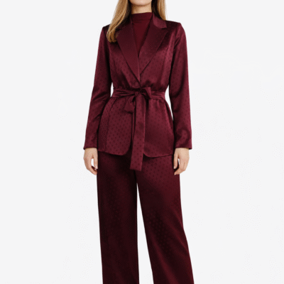 Eleganter bordeauxfarbener Damenanzug