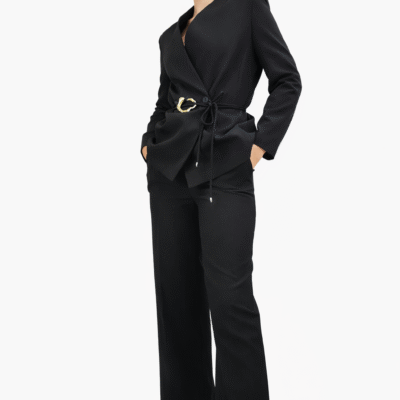 Moderner schwarzer Damenanzug mit Gürtel
